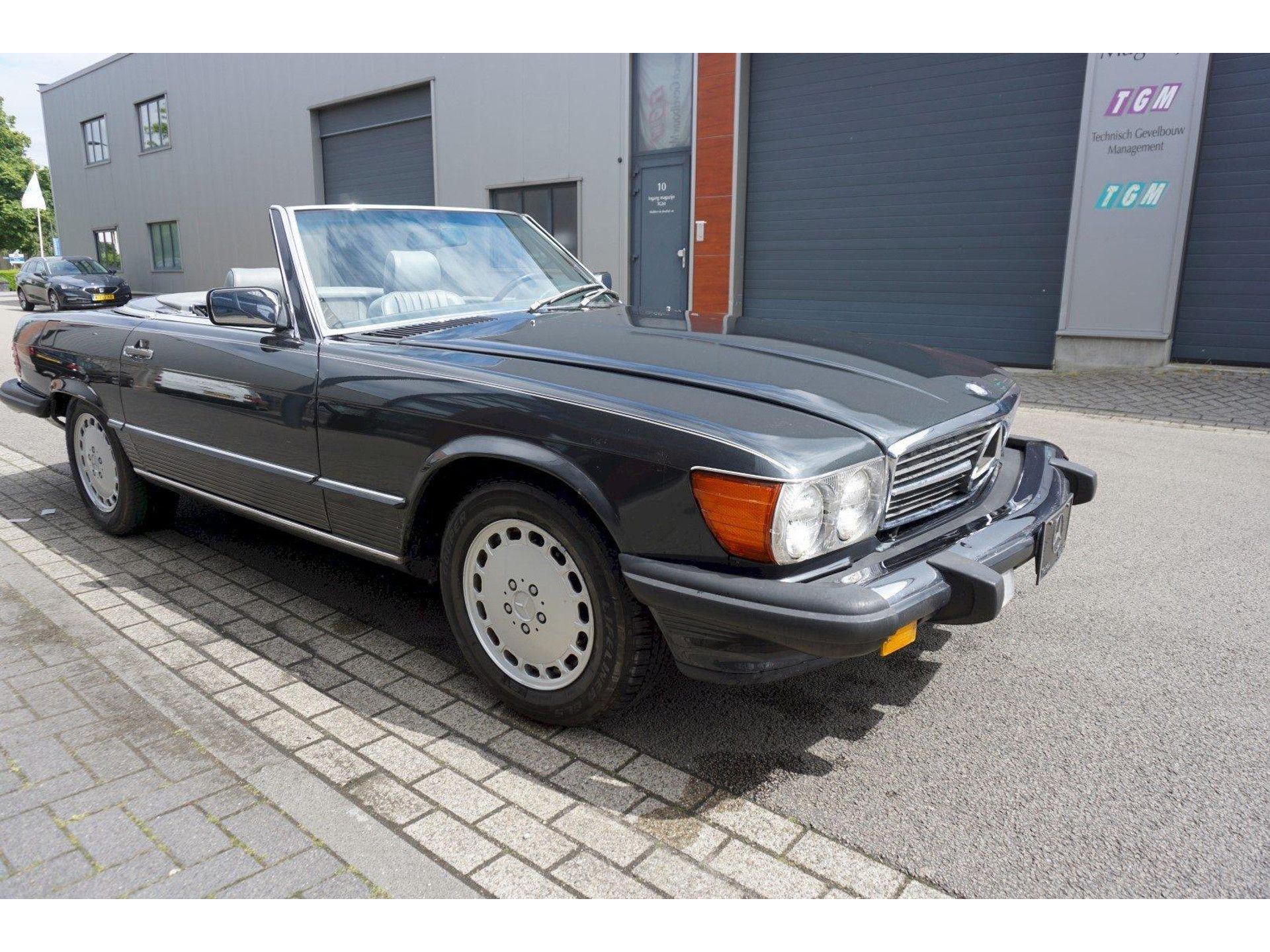 1989 Mercedes-Benz W107